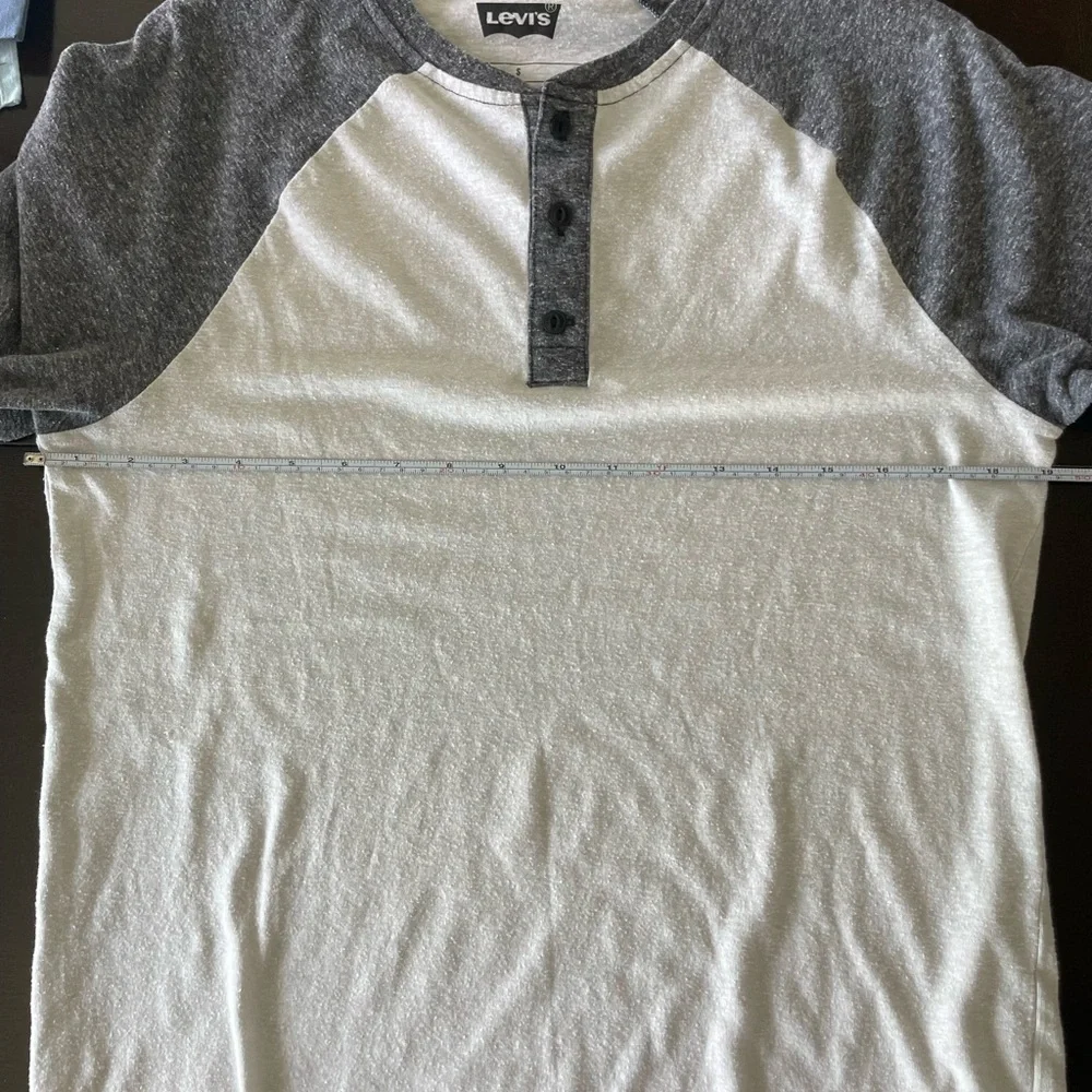 Men’s Levi's Two-Tone Gray Raglan Henley Tee in small